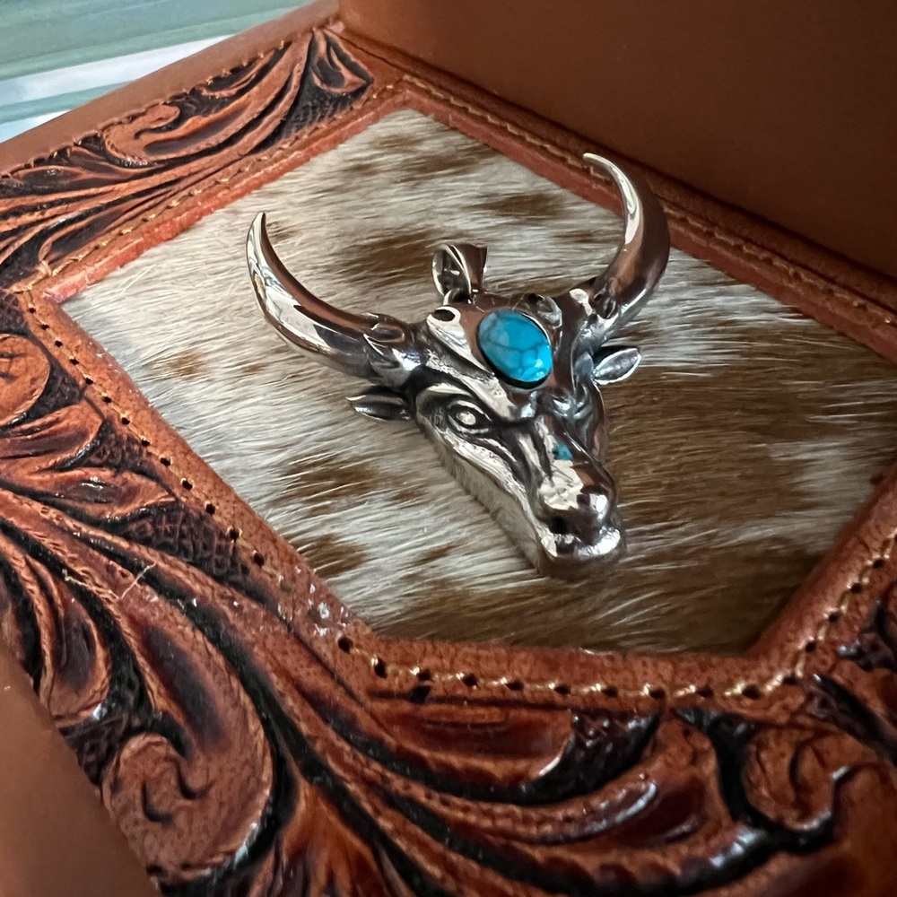 New Steer Bull Longhorn Cowgirl Cow western faux turquoise silver pendant 2” - Picture 2 of 6